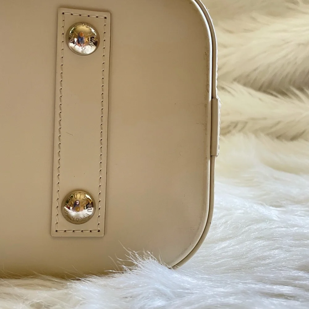 Louis Vuitton Alma Handbag in Cream
